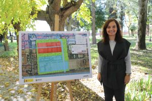 Alcaldesa de Getafe, Sara Hernández, posa junto a un cartel del Proyecto ACAR