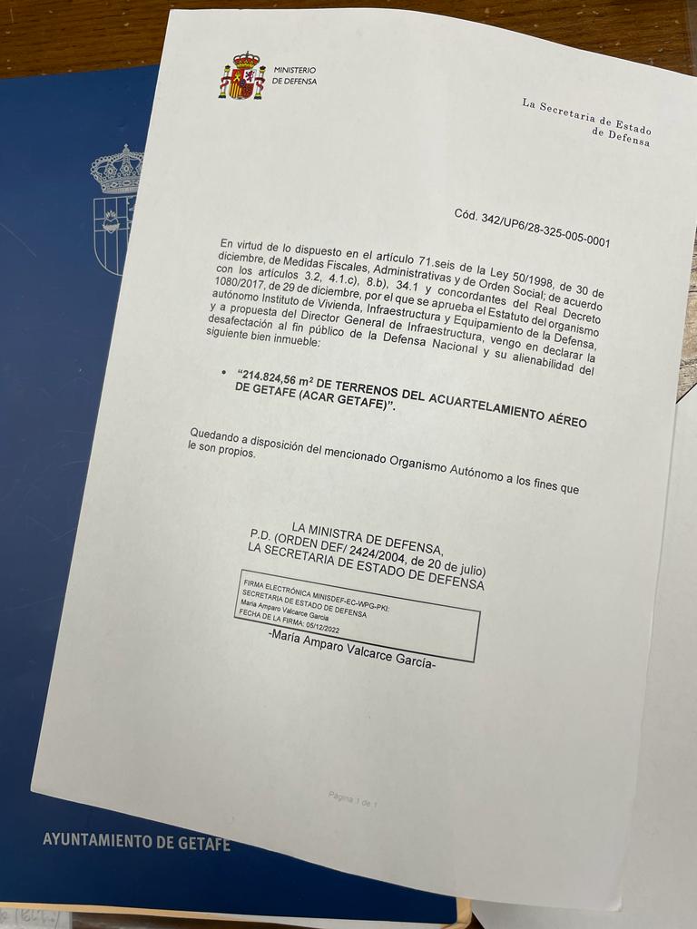 La ministra de Defensa firma la desafección de los terrenos del ACAR para que pasen a ser titularidad del Ayuntamiento de Getafe.